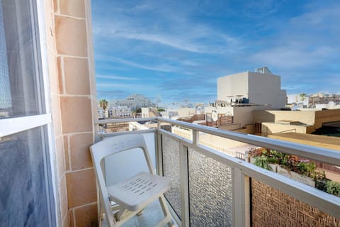 Modernised Top Floor Apartment with Back Balcony - Close to Balluta & Exiles Beach Apartment in Sliema