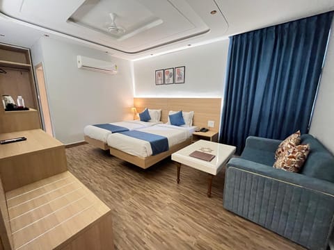 Bed, TV and multimedia, Living room, Photo of the whole room, Seating area, Bedroom, air conditioner