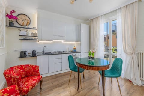 Kitchen or kitchenette, Living room, Seating area, Dining area, pet friendly, stove