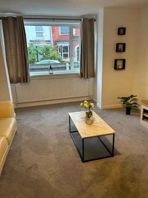 Contractor Family Friendly Modern Home Free Parking Sleeps 7 House in Grimsby