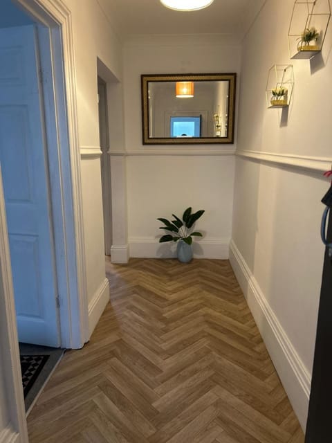 Contractor Family Friendly Modern Home Free Parking Sleeps 7 House in Grimsby