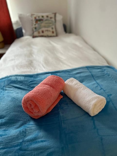 Contractor Family Friendly Modern Home Free Parking Sleeps 7 House in Grimsby