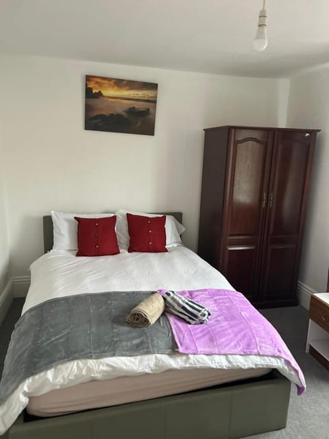 Contractor Family Friendly Modern Home Free Parking Sleeps 7 House in Grimsby