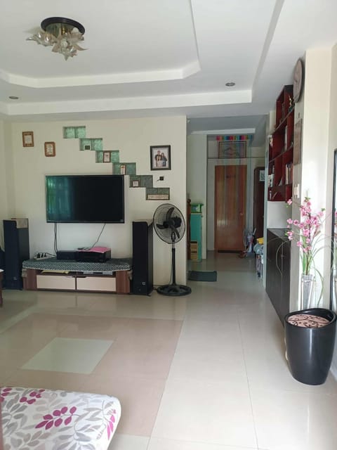 Communal lounge/ TV room, TV and multimedia, Living room, Seating area, Evening entertainment