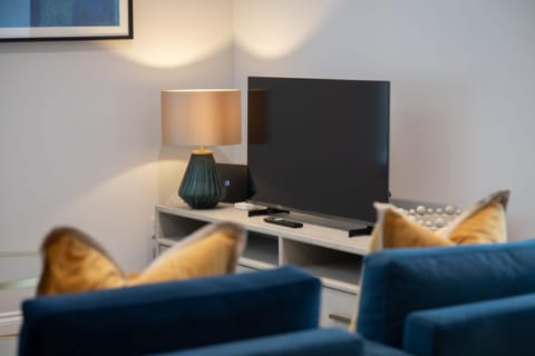 TV and multimedia, Living room, Seating area, Evening entertainment