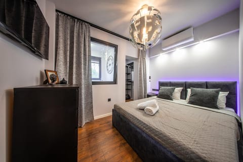 Bed, TV and multimedia, Photo of the whole room, Bedroom