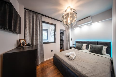 Bed, TV and multimedia, Photo of the whole room, Bedroom, towels