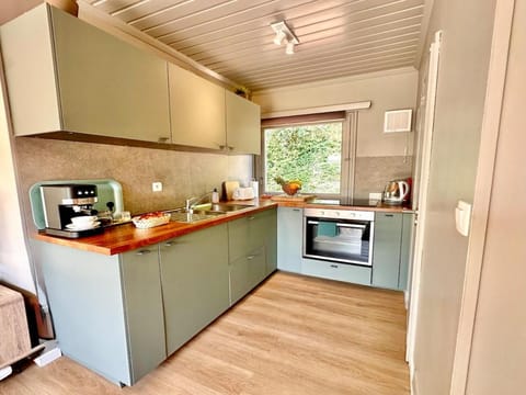 Coffee/tea facilities, Kitchen or kitchenette, oven, stove, toaster