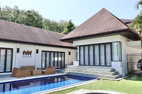 Property building, Patio, Day, Pool view, Swimming pool, sunbed