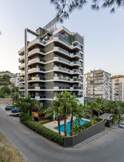 Property building, Neighbourhood, Pool view, Street view, Location
