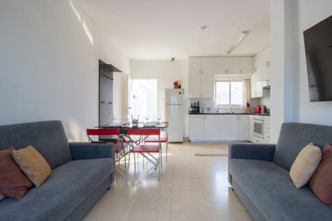 Kitchen or kitchenette, Living room, Seating area, Dining area, stove
