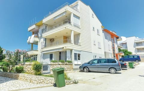 Property building, Neighbourhood, Street view, Location, Parking
