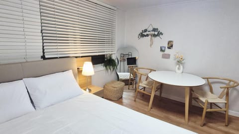 Bed, Photo of the whole room, Dining area