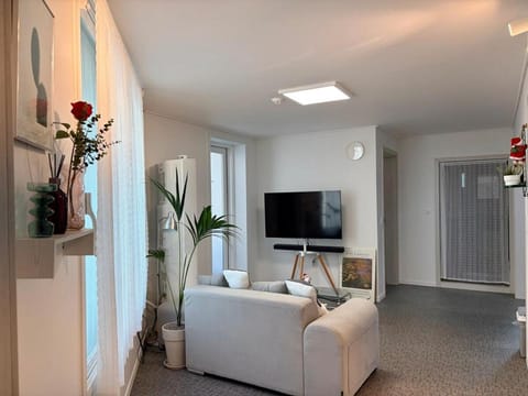 Communal lounge/ TV room, TV and multimedia, Living room, Evening entertainment