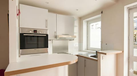 Kitchen or kitchenette, minibar