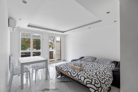 Au coeur de Juan Les Pins L'Empire 8 couchages Apartment in Antibes