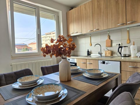 Kitchen or kitchenette, Seating area, Dining area