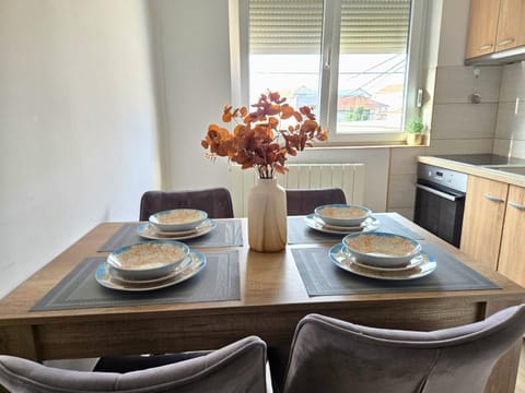 Kitchen or kitchenette, Seating area, Dining area