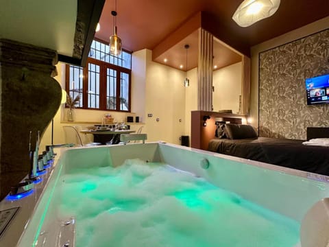 Property building, Hot Tub, TV and multimedia, Photo of the whole room, Bedroom