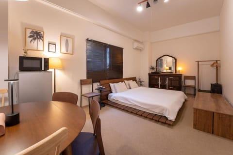 Bed, TV and multimedia, Bedroom