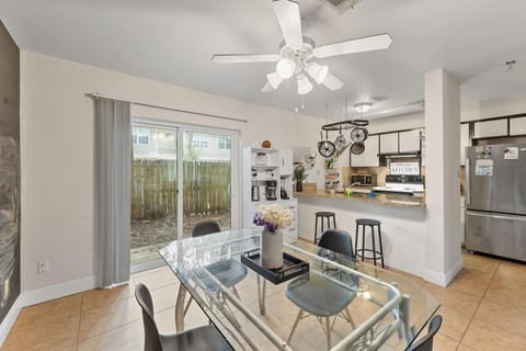 Kitchen or kitchenette, Dining area