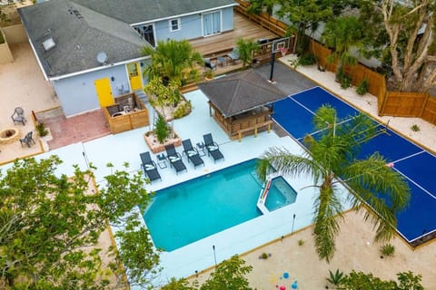 Property building, Patio, Day, Garden, Garden view, Pool view, Swimming pool, sunbed