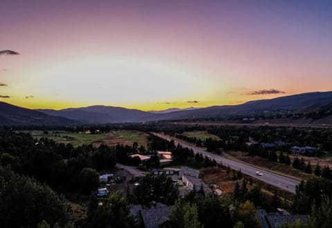 Spacious 4BR 4BA Mountain Retreat with Beaver Creek Shuttle House in Avon