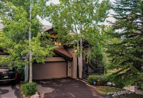 Spacious 4BR 4BA Mountain Retreat with Beaver Creek Shuttle House in Avon