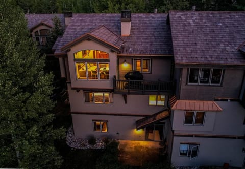 Spacious 4BR 4BA Mountain Retreat with Beaver Creek Shuttle House in Avon