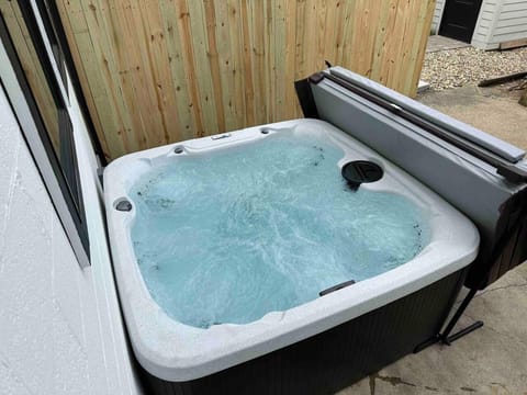 New Luxe Reno Hot Tub n Roof Top Terrace House in Ohio