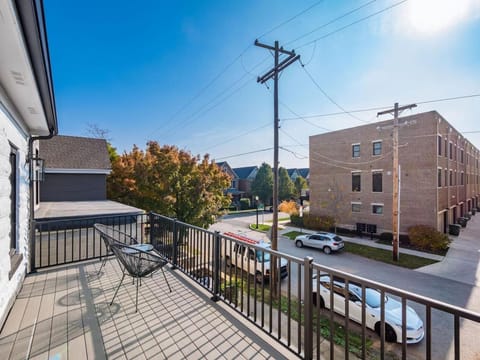 New Luxe Reno Hot Tub n Roof Top Terrace House in Ohio