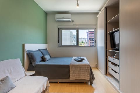 Bed, TV and multimedia, Bedroom