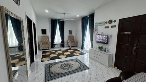 Property building, TV and multimedia, Living room, Seating area, Evening entertainment