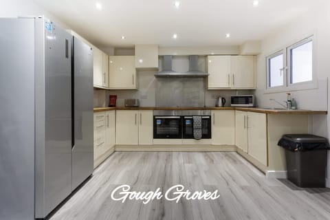 Kitchen or kitchenette, oven, stove