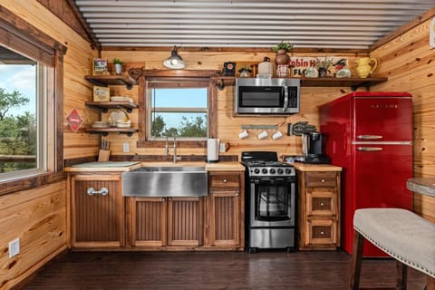 Hill Country Cabin - Cozy Rustic Getaway Cabin in Rio Grande