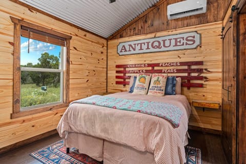 Hill Country Cabin - Cozy Rustic Getaway Cabin in Rio Grande