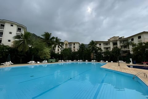 Property building, Day, Pool view, Swimming pool, sunbed