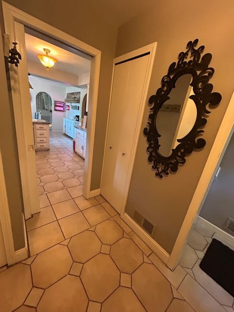 Brighton Hideaway 4BR w Hot Tub, Theatre & Bar House in Michigan