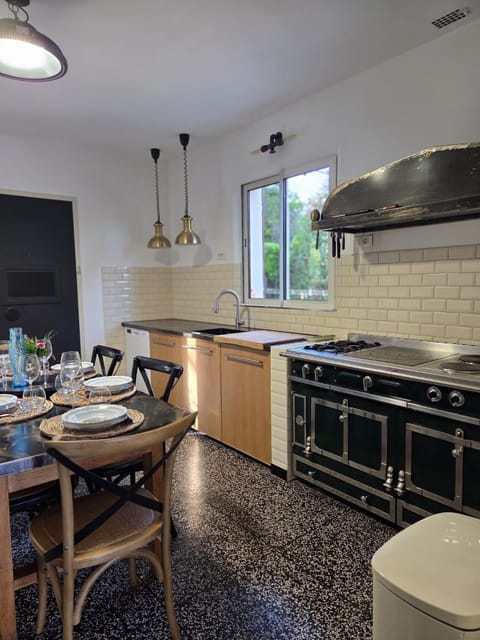 Kitchen or kitchenette, Dining area, stove