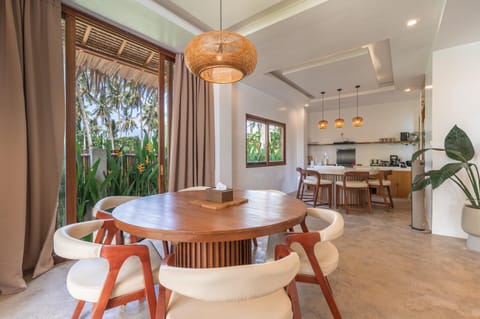 Kitchen or kitchenette, Seating area, Dining area