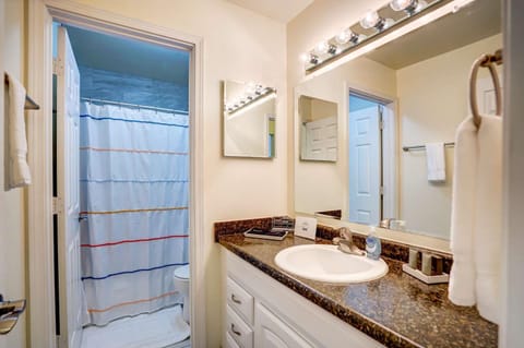 Shower, Toilet, Bathroom, Bath, towels