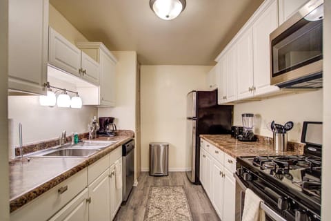 Coffee/tea facilities, Kitchen or kitchenette, dishwasher, microwave, oven, stove, toaster