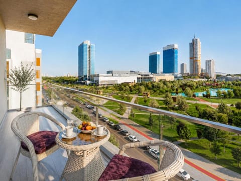 Property building, Day, Bird's eye view, View (from property/room), Balcony/Terrace, Living room, Food and drinks, Seating area, Dining area, Food, City view