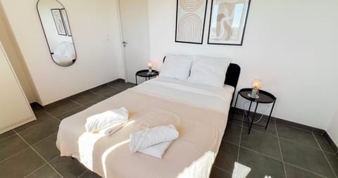 Bed, Photo of the whole room, Bedroom, towels