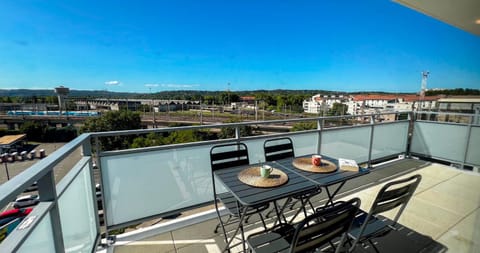 Property building, View (from property/room), Balcony/Terrace, Seating area, Dining area