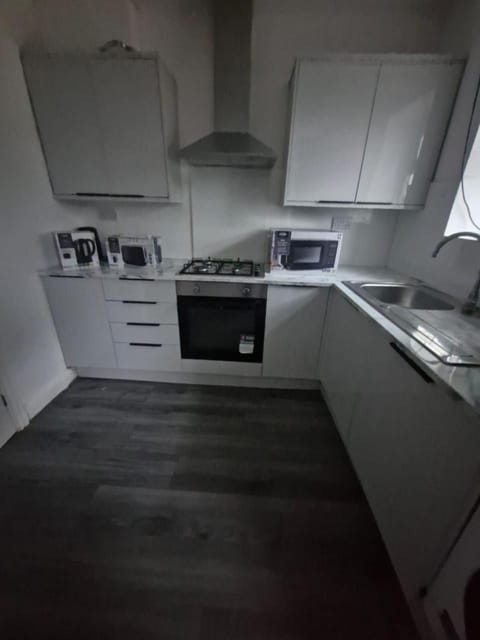 Kitchen or kitchenette, dishwasher, oven, toaster