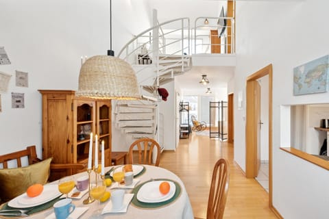 Photo of the whole room, Dining area, furniture