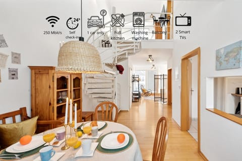Photo of the whole room, Decorative detail, Decorative detail, Dining area