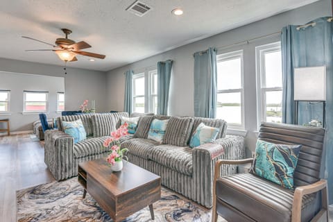 Private Home on Lagoon with Views in Hitchcock! House in La Marque