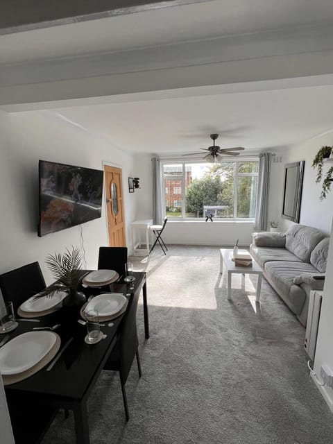 TV and multimedia, Living room, Seating area, Dining area, Evening entertainment